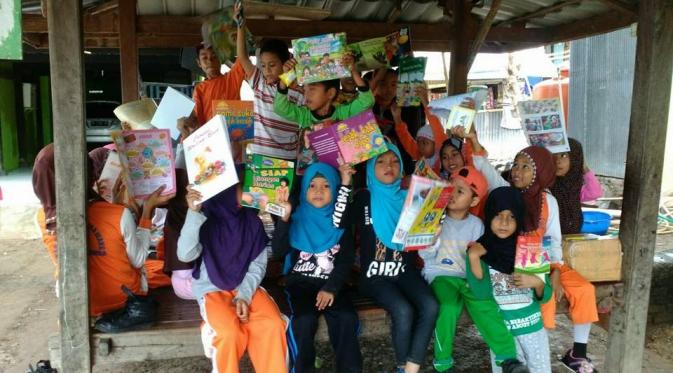 Bangun Perpustakaan, Ini Dua Wanita Tangguh dari Sulsel. (Foto: Facebook/Abd Fajar M)