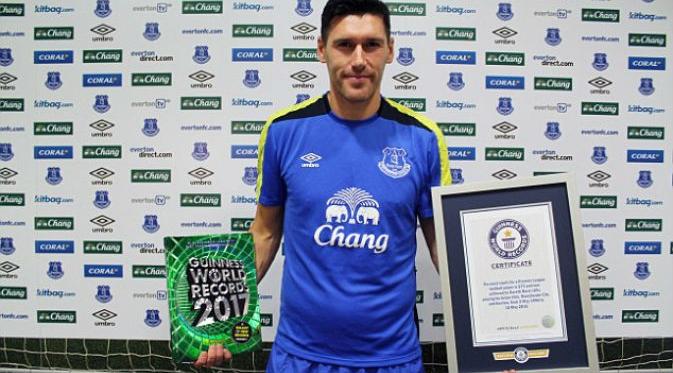 Pemain Everton, Gareth Barry tercatat dalam Guinness World Records 2017 (Guinness World Records)