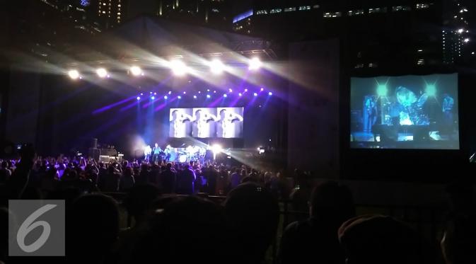 Penampilan panggung konser Morrissey. (Godham Perdana/Liputan6.com)