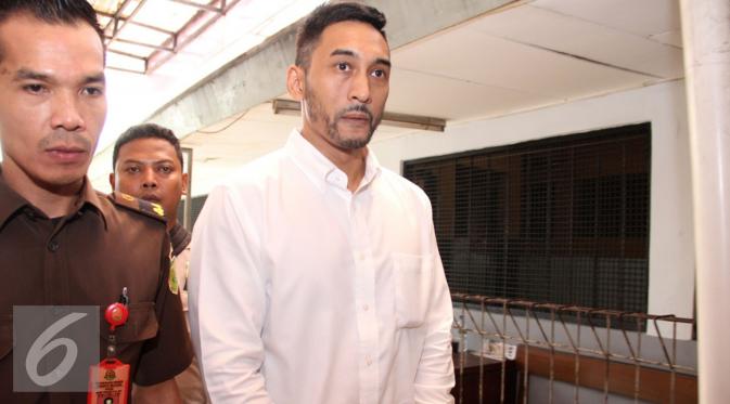 Restu Sinaga menjalani sidang perdana kasus narkoba di Pengadilan Negeri Jakarta Selatan. (Herman Zakharia/Liputan6.com)