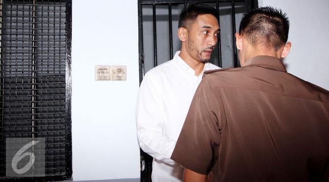 Restu Sinaga menjalani sidang perdana kasus narkoba di Pengadilan Negeri Jakarta Selatan, Kamis (13/10/2016). (Herman Zakharia/Liputan6.com)