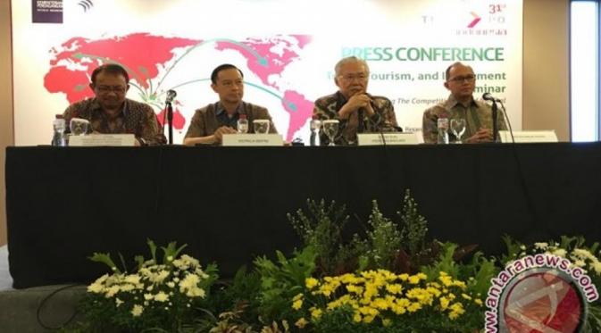 Menteri Perdagangan Enggartiasto Lukita (kedua dari kanan) saat menghadiri konferensi pers Trade Tourism and Invesment pada pameran dagang Trade Expo Indonesia 2016 di Jakarta, Kamis. (via: Antara)