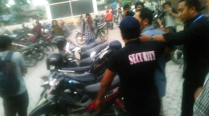 Bentrokan antara mahasiswa dan satpam terjadi di Kampus Universitas Sumatera Utara (UMSU) Jalan Kapten Mucthar Basri, Kota Medan. (Liputan6.com/Reza Perdana)
