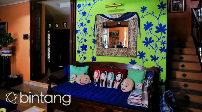 Ruang keluarga dengan mural yang dibuat Chiki Fawzi. (Adrian Putra/Bintang.com)