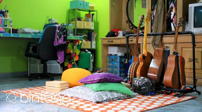 Karpet orange tempat Chiki menuangkan inspirasi. (Adrian Putra/Bintang.com)