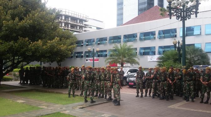 Ratusan personel Brimob dan TNI jaga demonstrasi massa di Balai Kota (Liputan6.com/Delvira)