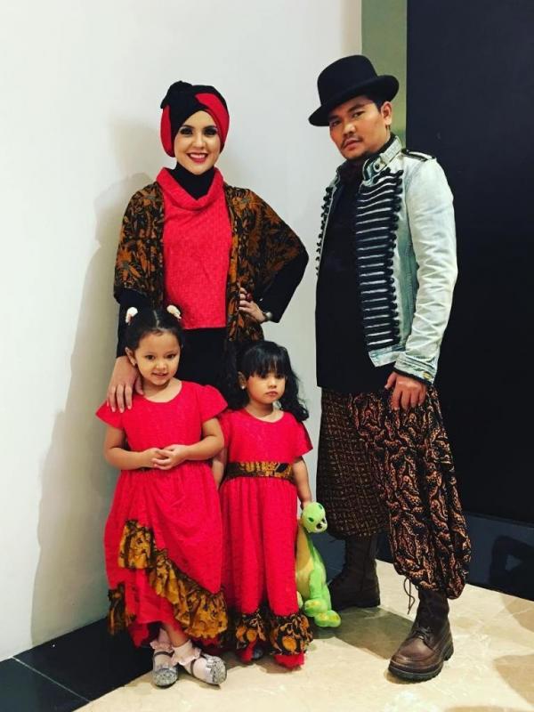Indra Bekti dan Aldilla Jelita bersama dua putrinya. (Instagram)