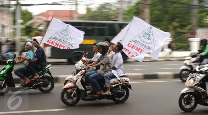 Sejumlah Umat muslim membawa bendera saat melakukan aksi menuju Balai Kota Jakarta, Jumat (14/10). Mereka mendesak Gubernur DKI Jakarta, Basuki Tjahaja Purnama mundur. (Liputan6.com/Hemi Fithriansyah)