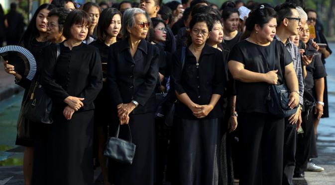 Para warga yang sedang berkabung berbaris untuk memberikan penghormatan terakhir Raja Thailand Bhumibol Adulyadej di Grand Palace di Bangkok, Thailand (14/10). (Reuters/Athit Perawongmetha)