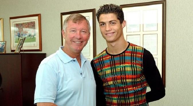 Alex Ferguson dan Cristiano Ronaldo saat baru tiba di Manchester United. (Mirror)