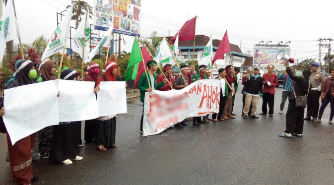 Tak hanya di Jakarta, unjuk rasa mengecam Gubernur Ahok juga berlangsung di Bengkulu. (Liputan6.com/Yuliardi Hardjo Putra)
