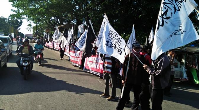 Tak hanya di Jakarta, unjuk rasa mengecam Gubernur Ahok juga berlangsung di Makassar, Sulawesi Selatan. (Liputan6.com/Fauzan)