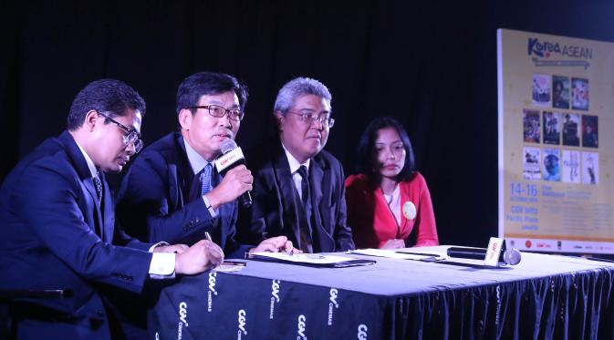 Korea ASEAN Cinema Weekend 2016 (5)  Ambassador, Sun Jong In, The Mission of the Republic of Korea to ASEAN (memegang mic) pada saat jumpa pres Korea ASEAN Cinema Weekend 2016 di kawasan SCBD, Jakarta, Jumat (14/10/16).