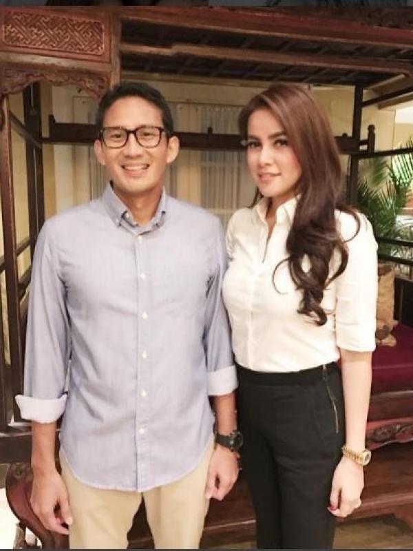 Olla Ramlan berpose bersama Sandiaga Uno. (Instagram @ollaramlanaufar)