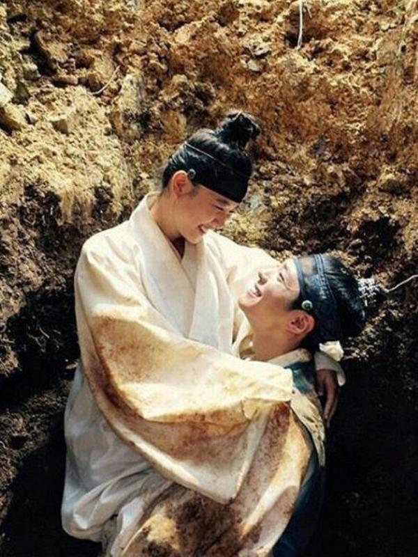 Park Bo Gum dan Kim Yoo Jung di drama Love in the Moonlight. Foto: Soompi