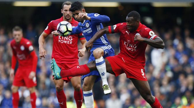 Striker Chelsea, Diego Costa, berebut bola dengan bek Leicester, Wes Morgan, pada laga Premier League di Stadion Stamford Bridge, London, Sabtu (15/10/2016). Chelsea menang 3-0 atas Leicester. (Reuters/Peter Nicholls)