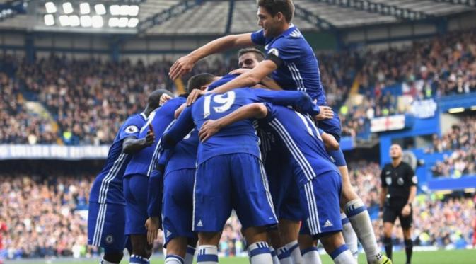 Selebrasi para pemain Chelsea setelah menjebol jala Leicester City, Sabtu (15/10/2016). (AFP)