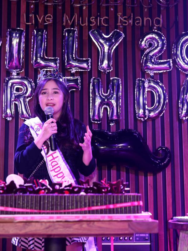 Prilly Latuconsina saat merayakan ulang tahun yang ke-20 di Tebet, Sabtu (15/10/2016) (Liputan6.com/Rizky Aditya Saputra)