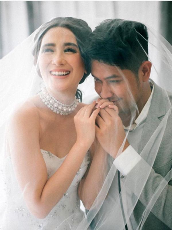 Ryana, pemeran dalam film, sinetron dan puluhan membintangi FTV itu juga membagi kebahagiaannya beberapa proses sebelum menikah melalui akun Instagram. (Instagram/ryana_dea)