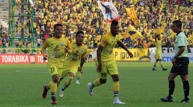 Selebrasi pemain Persegres Gresik United saat menjebol gawang Pusamania Borneo FC di Stadion Tri Dharma, Gresik, Minggu (16/10/2016). (Bola.com/Fahrizal Arnas)