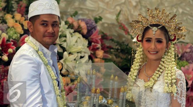 Puadin Redi dan Ryana Dea resmi menjadi suami-istri. (Herman Zakharia/Liputan6.com)