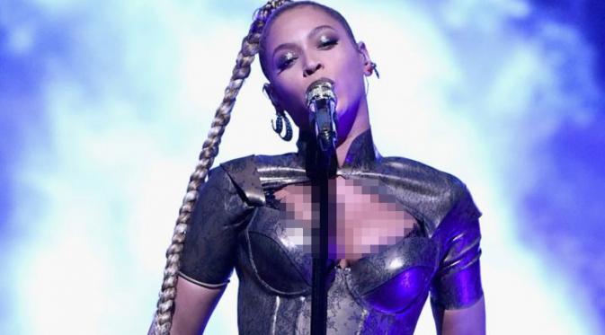 Telinga Beyonce yang berdarah saat sedang beraksi di panggung. (ET Online)