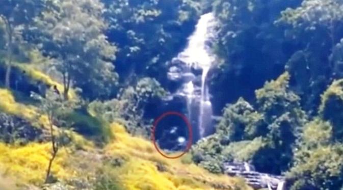 Video Bigfoot Berjalan di Air Terjun Hutan Belantara Indonesia? (screencap)