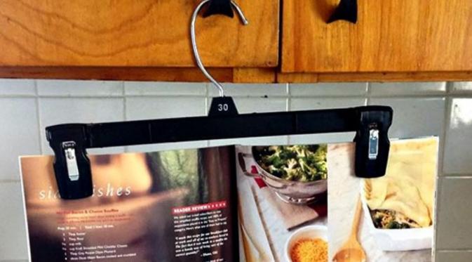 Pakai jemuran dengan penjepit untuk liat contekan resep di majalah saat masak di dapur. (Via: boredpanda.com)