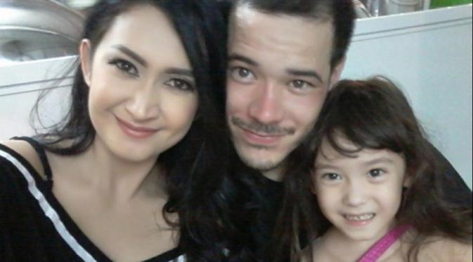 Saat berbahagia Mikha, berkumpul dengan orangtuanya, Nafa Urbach dan Zack Lee. (Instagram @nafaurbach)