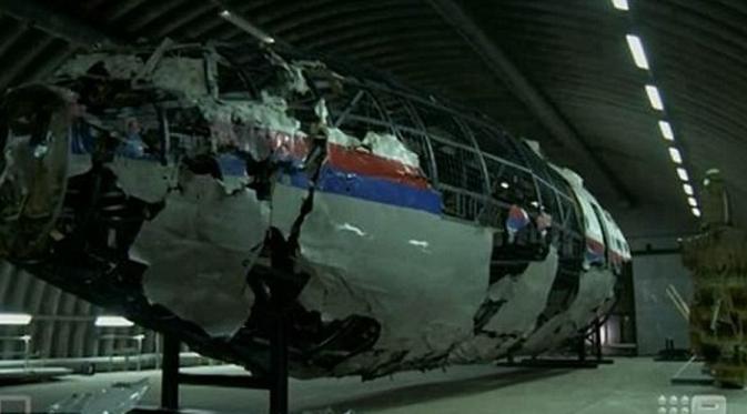 Dengan menggunakan hampir 1.500 puing pesawat, penyidik merakit ulang MH17 (Channel Nine/Dailymail.com).