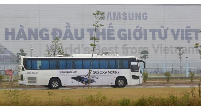 Bus Samsung bertuliskan Galaxy Note 7 mengangkut pegawai pabrik Samsung di Vietnam (Sumber: Reuters)