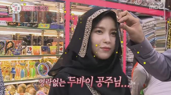 Solar Mamamoo tetap cantik dengan mengenakan kaftan dan hijab hitam.