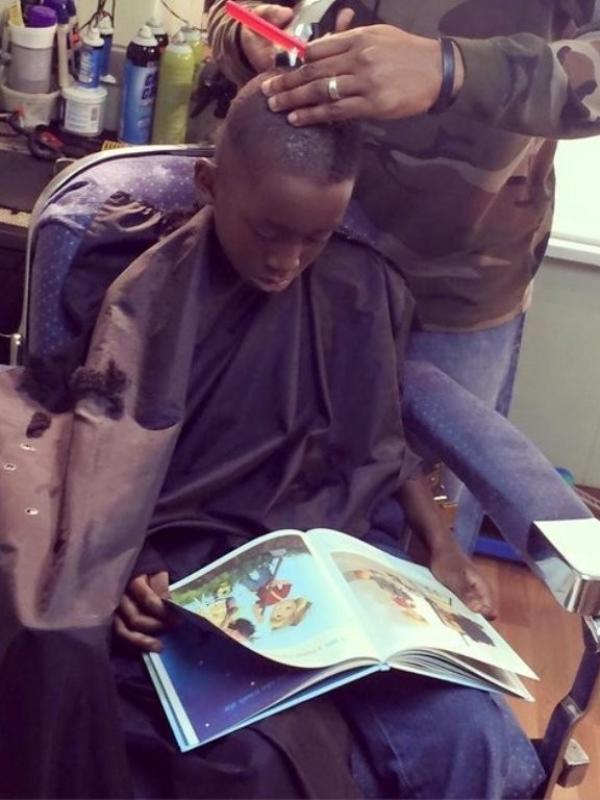 The Fuller Cut kasih biaya potong rambut gratis buat anak-anak yang bisa baca dengan suara lantang. (Via: huffingtonpost.com)