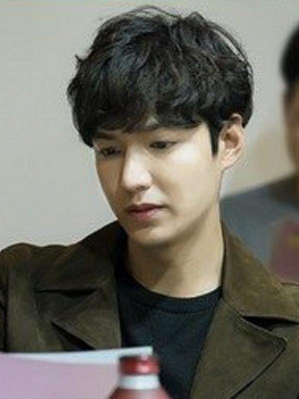 Lee Min Ho mendapatkan pujian netizen dengan penampilan barunya untuk drama Blue Sea (Nate)