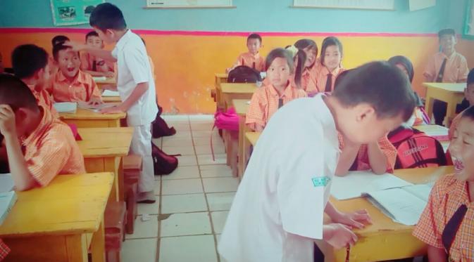 Kala para Kader Gigi Sehat memeriksa gigi teman-teman sekelasnya (Foto: Dok. Denie Candra Asmara)