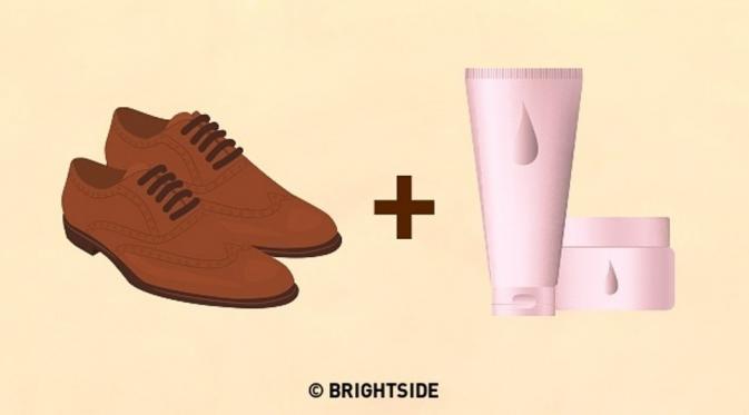 Trik ajaib hindari kaki lecet saat pakai sepatu baru. (via: Brightside.me)