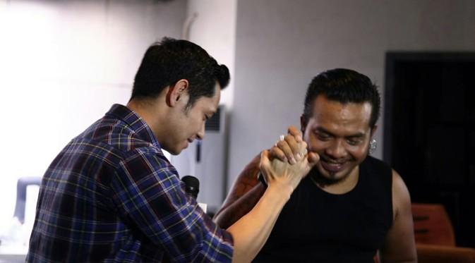 Dude Harlino bersama dengan Erix Soekamti saat pembuatan video klip Yogyakarta