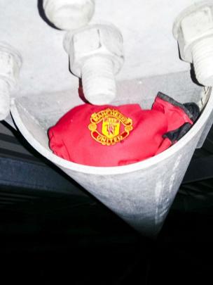 Suporter MU menempatkan kostum tim kesayangannya di atap Anfield (metro.co.uk)