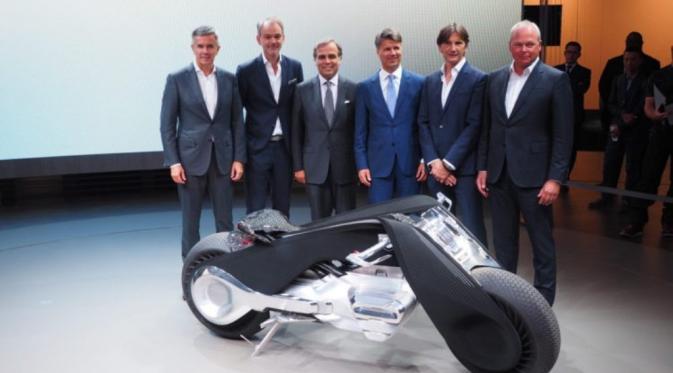 BMW merilis beberapa konsep kendaraan cerdas di masa depan, dalam perayaan 100 tahun berdirinya perusahaan mobil tersebut (BMW Blog). 