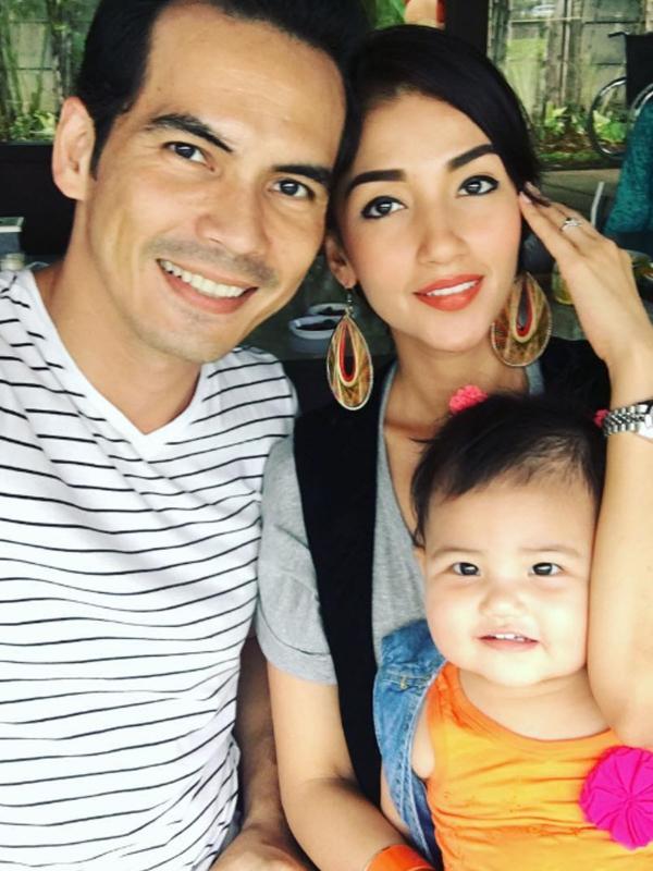 Atalarik Syach dan Tsania Marwa bersama putri mereka, Shabira. (Instagram)