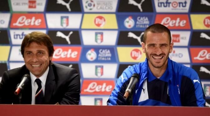 Pelatih Chelsea, Antonio Conte (kiri) dan bek Juventus, Leonardo Bonucci. (Daily Mail).
