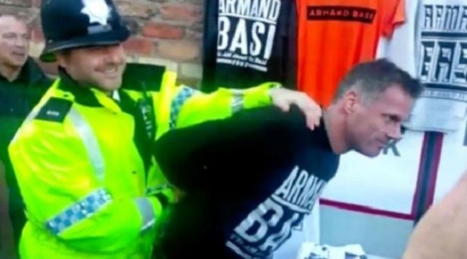Jamie Carragher ditangkap polisi karena berdagang di luar Anfield tanpa izin (The Sun)