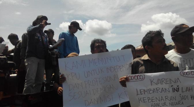 Pendukung paslon perseorangan demo KPUD Bengkulu Tengah, Selasa (18/10/2016). (Yuliardi Hardjo Putra/Liputan6.com)