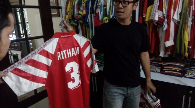 Kolektor jersey, Dimas Wihardiyanto mempertontonkan kaus Ritham Madubun (Yanuar H/Liputan6.com)