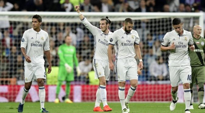 Para pemain Real Madrid merayakan gol Gareth Bale ke gawang Legia Warsawa pada laga Grup F Liga Champions di Santiago Bernabeu, Madrid, Selasa (18/10/2016) dinihari WIB. (AFP/Javier Soriano)