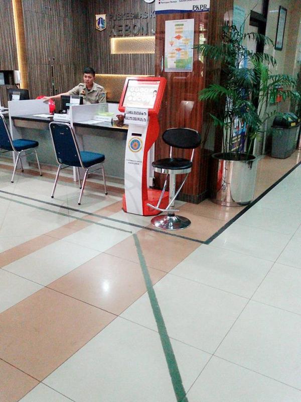Komputer untuk mengambil no antrian di Puskesmas Kebon Jeruk. (Foto: Facebook/Destri Ana)