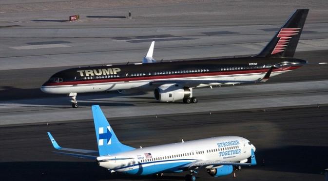 Ketika pesawat Trump dan Hillary berpapasan di Bandara McCarran di Las Vegas (AFP)
