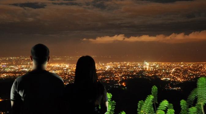 Pemandangan dari Tops Lookout, Cebu, Filipina. (phtourguide.com)