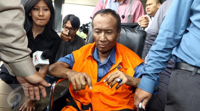 Tersangka dugaan korupsi proyek e-KTP, Sugiharto, keluar dari Gedung KPK, Jakarta, Rabu (19/10). Mengenakan rompi oranye, pejabat pembuat komitmen dalam proyek pengadaan e-KTP ini didorong penyidik masuk ke mobil tahanan. (Liputan6.com/Helmi Afandi)