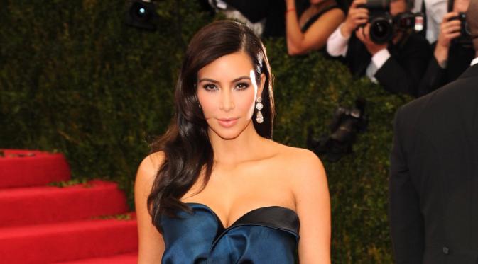 Kim Kardashian memiliki payudara besar dulu ia sempat malu. (Foto: Huffington Post)